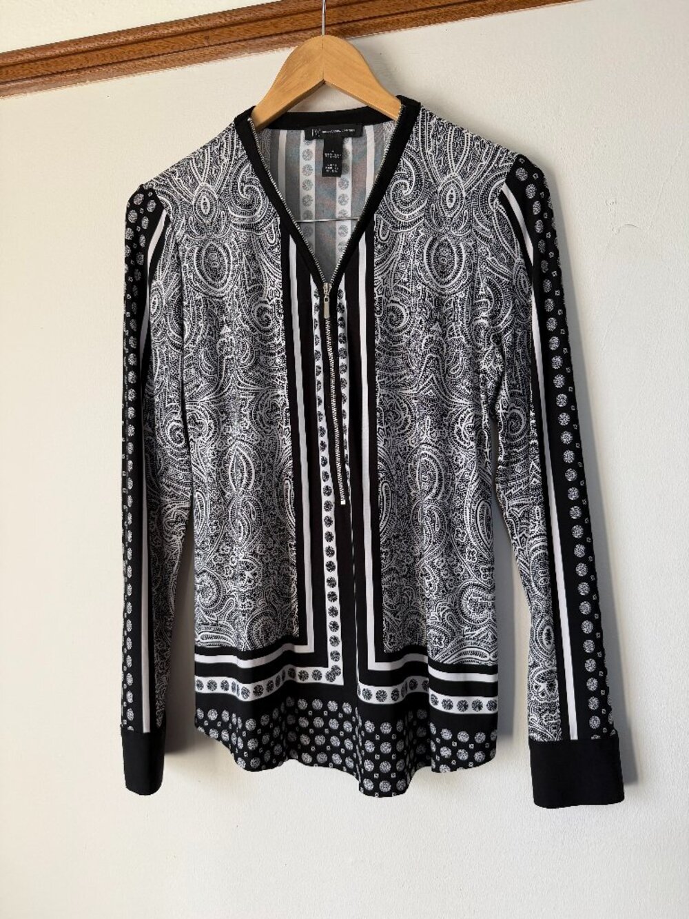 I.N.C. medium, black and white, long sleeve blouse, with zipper detail